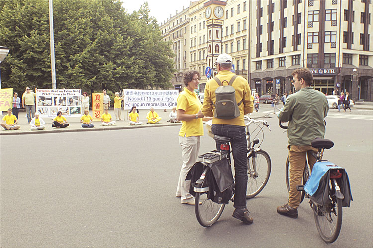 Акция последователей Фалунь Дафа в Риге, Латвии 20 июля 2012. Фото: Ritvars Vitols/Epoch Times