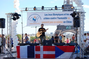 Факел за права человека прибыл в Париж. Многие артисты отметили это событие на площади в Трокадеро. Фото: Великая Эпоха