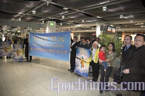 В аеропорту колектив «Шеньюн» урочисто зустрічали понад 30 чоловік. Фото: Велика Епоха