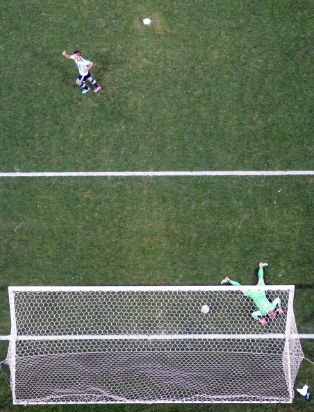 Аргентинський форвард Серхіо Агуеро забиває пенальті у ворота Голландії, 9 липня 2014 року. Фото: FRANCOIS XAVIER MARIT / AFP / Getty Images