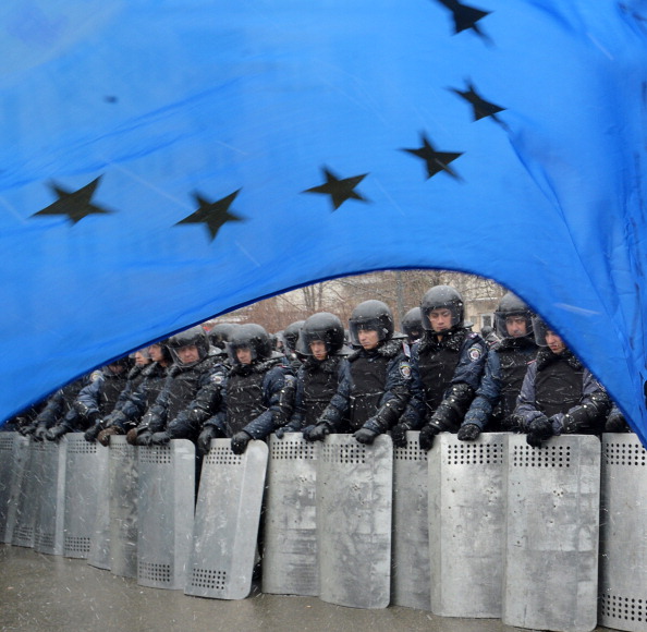 Прапор ЄС перед ОМОНом під час мітингу, що проходив навпроти адміністрації Президента України в Києві 7 грудня 2013 р. Фото: SERGEI SUPINSKY/AFP/Getty Images