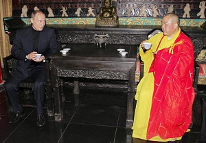 Настоятель монастыря Шаолинь беседует с президентом России В.В. Путиным. Фото: AFP/Getty Images