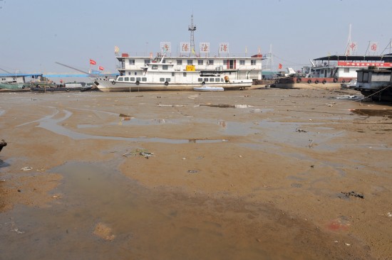 У результаті посухи значно знизився рівень води на озері Дунтін. 17 жовтня 2009. Фото з secretchina.com 