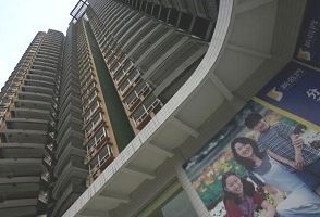 Реклама нових квартир в Китаї. За останні роки відмінність між положенням багатих і бідних в Китаї різко зросло, породжує суспільну нестабільність і незадоволеність. Фото: China Photos/getty Images