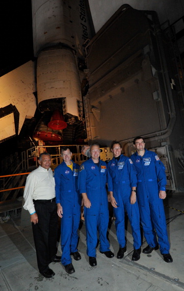 Транспортування «Атлантіса» на стартовий майданчик супроводжують голова НАСА Чарльз Болден (зліва) і екіпаж корабля (зліва направо) Крістофер Фергюсон, Дуглас Херлі, Сандра Магнус і Рекс Уолхейм. Фото: GARY ROSTEIN/AFP/Getty Images 