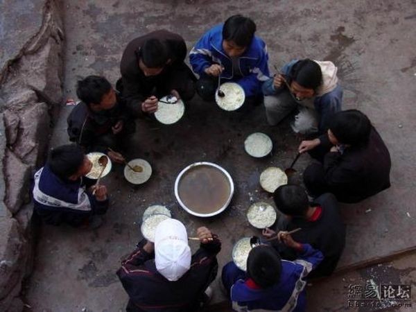 Бідні райони провінції Сичуань. Обід у школі між уроками. Фото: aboluowang.com 