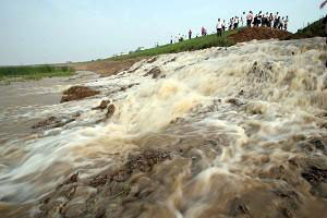 Cамое мощное наводнение за последние 50 лет истории КНР произошло на реке Хуай. На фото дамбы на озере Цюцзя в провинции Аньхуй были разрыты для контроля паводковых вод. Фото: Великая Эпоха