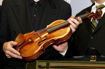 Скрипка Страдивари, принадлежавшая внучке Байрона, продана за рекордную сумму. Фото: DIETER NAGL/AFP/Getty Images