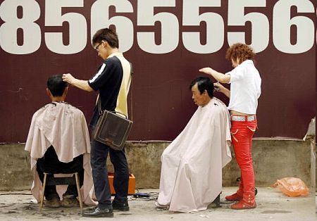 Пекінські вуличні перукарі. PETER Parks/afp/getty Images