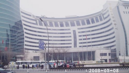 8 марта. Милицейские автобусы напротив здания всекитайской Федерации женщин, в которых сажали апеллянток. Фото: Великая Эпоха 