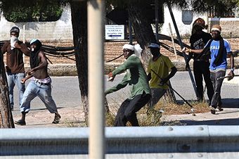 Африканські мігранти атакували в Італії поліцейські підрозділи. Фото: Getty Images