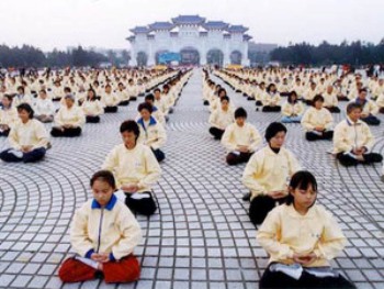 Послідовники Фалуньгун під час медитації. Фото: Едвард Стефен/the Epoch Times