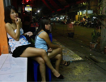 Тайські повії в очікуванні клієнтів біля дверей бару в Сунгай Колок у південній провінції Таїланду Наратхіват. Фото: Madaree TOHLALA / AFP / Getty Images