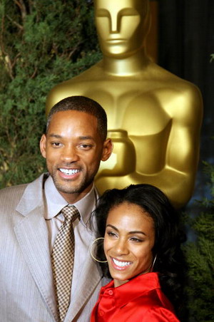 Вілл Сміт (Will Smith ) і його дружина Jada Pinkett Smith на церемонії 79 Academy Awards Nominees luncheon, де Сміт номінується як кращий актор року у фільмі 'The Pursuit of Happyness'. Фото: GABRIEL BOUYS/AFP/Getty Images