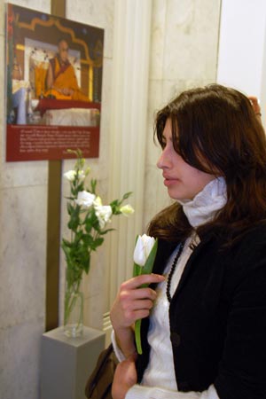 Дівчина поряд з фотографією Далай-лами XIV. фото: Володимир Бородін/Велика Епоха