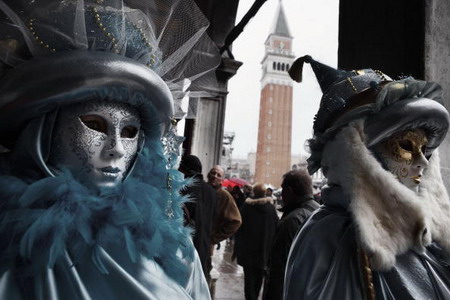З часом використання масок вийшло за межі карнавалу і настільки поширилося, що довелося законодавчо обмежити їхнє носіння, оскільки переодягнені венеціанці під масками так розперезалися, що почали проникати в жіночі монастирі, ховатися від кредиторів і ві