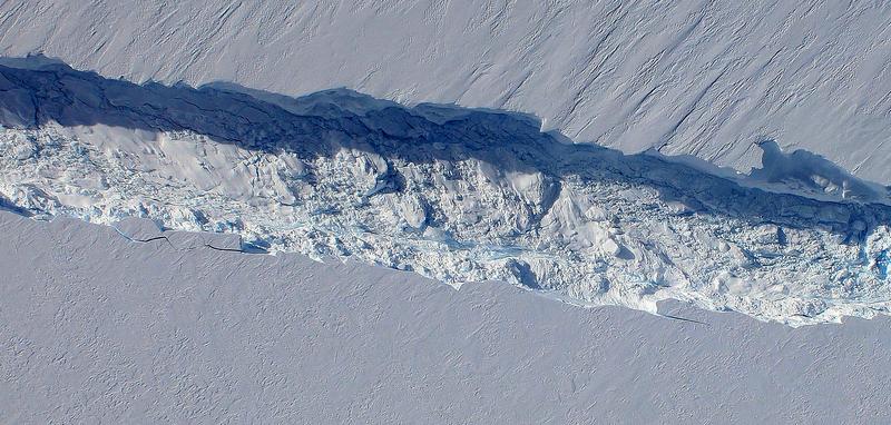 Формирующийся айсберг, который скоро вырвется на свободу, может стать самым крупным источником изменения глобального уровня моря и нарушить курс океанских течений. Фото: NASA