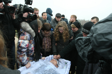 Мати Ярослава Мазурка наказала на кладовищі відкрити труну. Фото: Олександр Яремчук / segodnya.ua
