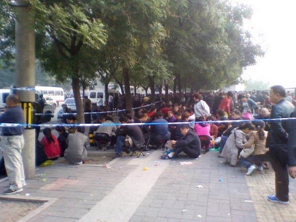 В день основания КНР тысячи китайцев подают жалобы правительству. Конец сентября 2011 года. Фото с epochtimes.com
