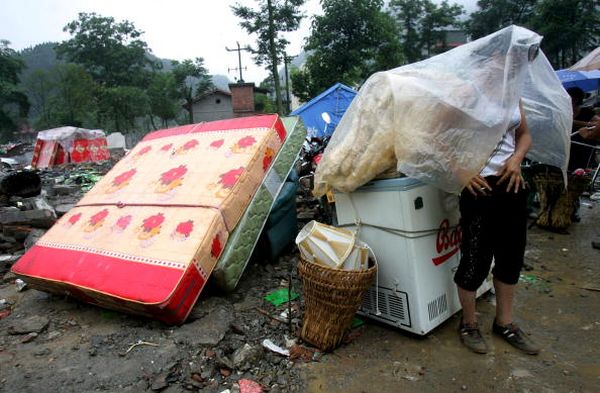 Фото: Жителі м. Бейчуань провінції Сичуань повертаються додому. Фото: China Photos/Getty Images 
