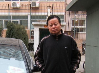 Адвокат Гао Чжишень возле своего дома. 2006 год. Фото: The Epoch Times