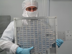 Аерогель: науковий співробітник НАСА демонструє Аерогелеву Колекторну Сітку, що використовувалася для збору частинок з комети Вільда 2. (NASA/JPL-Caltech, Університет штату Вашингтон)