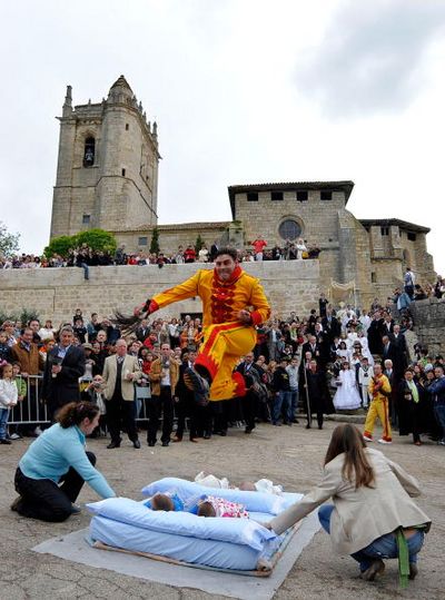 Церемонія Ель Колачо (El Colacho). Одягнений під диявола чоловік перестрибує через немовлят. Фото: Denis Doyle/Getty Image 