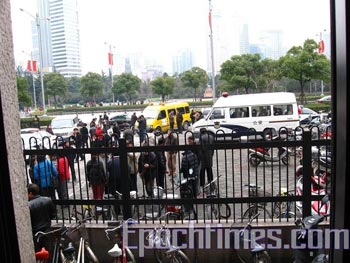 Апеллянты возле шанхайского офиса приёма обращений граждан. Фото: The Epoch Times