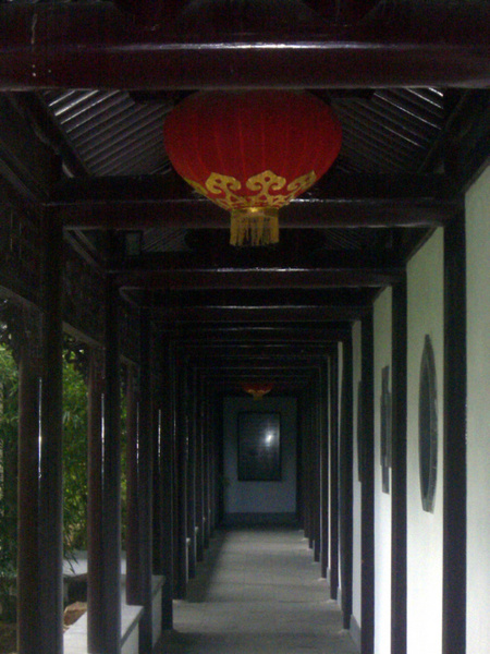 Типичный китайский коридор, ведущий в сад. Фото: Великая Эпоха/Каролин Чень