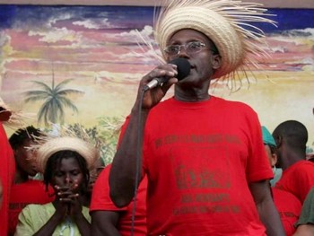 «Життя місцевому зерну! Геть Монсанто», – написано на футболці Жан-Батиста Шавена, керівника руху MPP Папай на Гаїті. Фото: Alice Speri/Getty Images