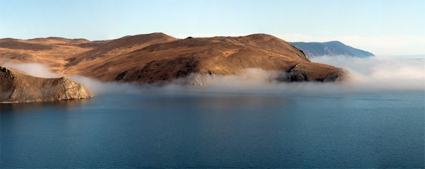 Найглибше озеро у світі — Байкал: Ранковий туман біля берегів Ольхона. Фото: Борис Чечет