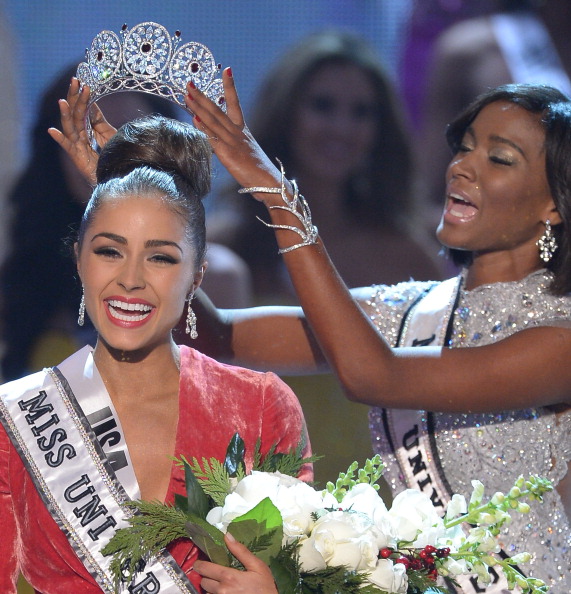 Лейла Лопес з Анголи (праворуч) надягає корону Міс Всесвіту 2012 на Олівію Кульпо із США. Фото: JOE KLAMAR / AFP / Getty Images