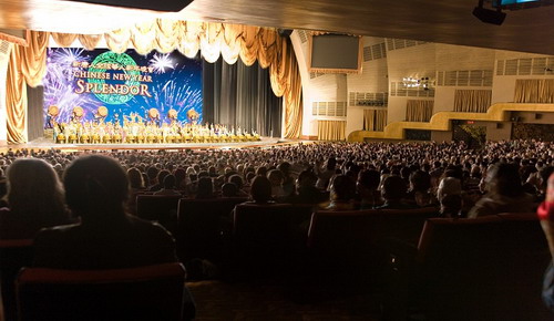 9 лютого на концерті трупи «Шеньюн» зал Radio City Music Hall (Нью-Йорк) був заповнений повністю. Фото: І Лосун/Велика Епоха