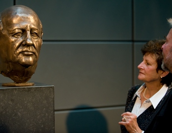 Бюст Президента фонда Всемирного дня мужчин Михаила Горбачёва в Берлине. Фото: Leon Neal/AFP/Getty Images