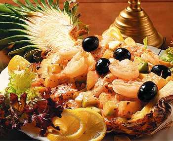 Салат в ананасе. Фото: gourmet.com.ua