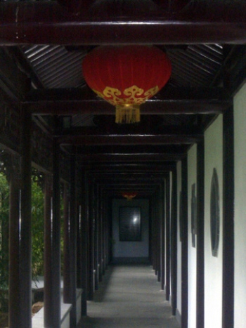 Типовий китайський коридор, що веде в сад. Фото: Велика Епоха/Каролін Чень