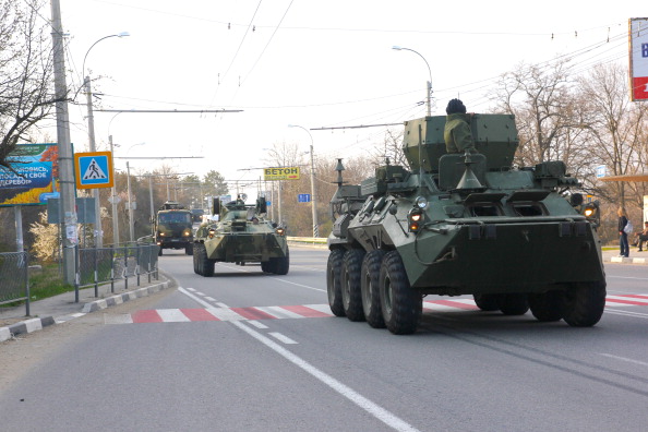 Російська бронетехніка у Перевальному, за 20 км від Сімферополя, 26 березня 2014 року. Фото: Gayana Yuksel/Anadolu Agency/Getty Images