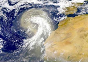 Піщана буря в пустелі Сахара, що рухається до Атлантичного океану, - знімок, зроблений з супутника. Фото: NASA/Goddard Space Flight Center