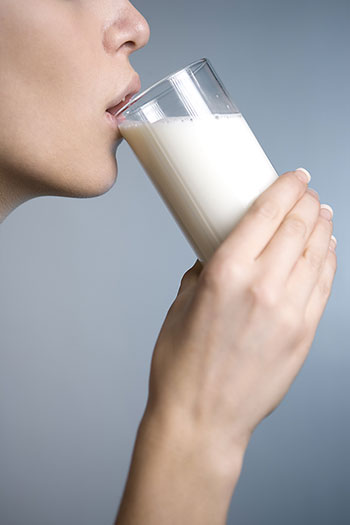 Пить или не пить молоко каждый решает сам. Прежде всего, стоит прислушаться к собственному организму. Фото: Photos.com