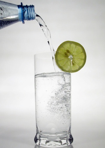 Вода з лимоном - традиційний напій для тих, що постять у всьому світі. Foto: Pixelquelle.de
