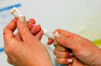Финский Национальный Институт здоровья (THL) предложил приостановить вакцинацию от вируса H1N1, в связи с подозрением в увеличении заболеваемостью нарколепсией у детей и подростков. Фото: Valery Hache/AFP/Getty Images