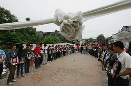Родители погибших от землетрясения в Сычуане скорбят о своих детях. Фото: Andrew Wong/Getty Images