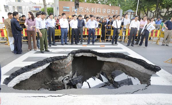 В городе Нанкине под землю провалился участок дороги. Фото: epochtimes.com