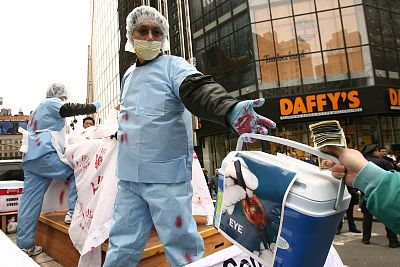 Сейчас в Китае процветает торговля органами живых людей. Сцена шествия протеста в Нью-Йорке 29 марта 2006. Фото: Великая Эпоха