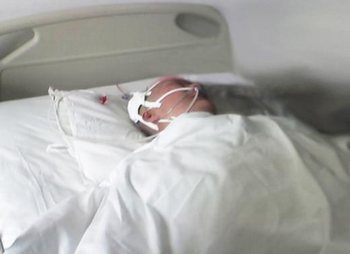 Чжан Ляньін в лікарні без свідомості після того як зазнала жорстокі тортури. 2007 рік. Фото: minghui.org