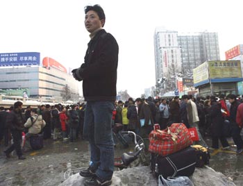 Десятки тысяч рабочих-мигрантов, потерявших работу, возвращаются домой. Фото: Photo by China Photos/Getty Images