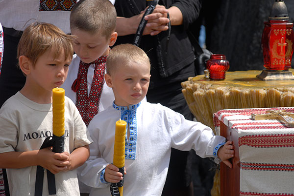 У Києві стартувала міжнародна акція присвячена вшануванню пам'яті жертв Голодомору 1932-33 років. 19 червня 2010 р. Фото: Володимир Бородін/The Epoch Times