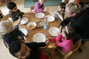 Привычки здорового питания закладываются в детстве. Фото: AP Photo /Joerg Sarbach