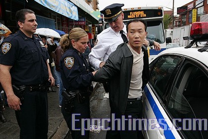 Поліція Нью-Йорка заарештовує призвідників хуліганських дій, керованих китайською компартією Фото: Dayin Chen/The Epoch Times