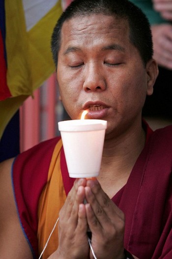 Тибетські ченці хочуть, щоб Далай-лама повернувся до Тибету. Фото: ANOEK DE GROOT/AFP/Getty Images